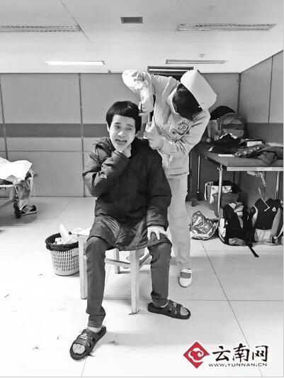 護士給小山理發