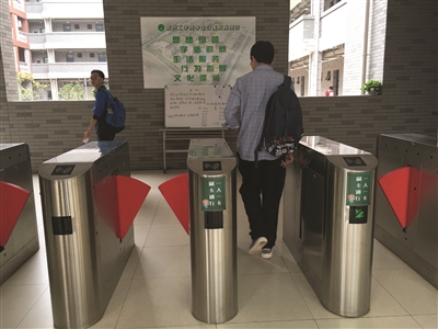 有學生表示,刷卡進出宿舍并不收費。郭靖宇 攝