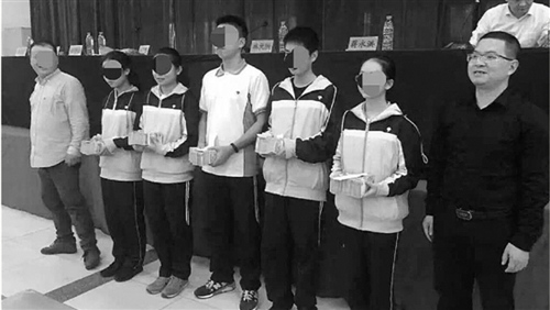 ����һ�ЌW(xu��)�l(f��)800�f���W(xu��)��У���Q����u��һ�׷�