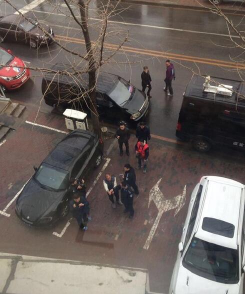 11��28�����������^(q��)���ֽ�һ̎С�̵��Tǰ��һ�����ӵ��z�w���ڵ��ϣ��rѪ����һ�ء�