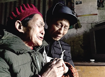 12日,永川區何埂鎮魚龍村,倩倩的婆婆爺爺至今仍十分傷心。他們說,倩倩是個聽話懂事的好孩子。本報記者 楊新宇 攝