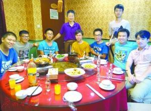 王利華(左一站立)與學(xué)生在試酒現(xiàn)場。