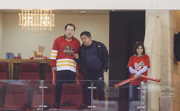 英達(dá)觀看兒子比賽。