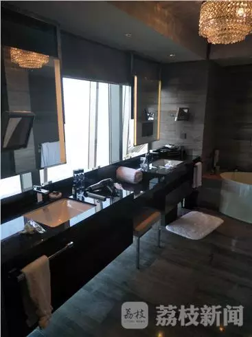 ��Ůʿ��ʾ�o���п�����ԡ�g���(c��)�Ĳ���ӳ����ׂ���Ӱ��