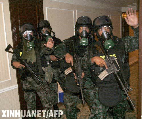 11月29日,菲律賓軍警進入位于首都馬尼拉馬卡蒂金融區(qū)的半島酒店內(nèi)。一度占據(jù)酒店的受審軍人在政府壓力下被迫投降,受審軍人與政府對峙事件已經(jīng)結(jié)束。 新華社/法新