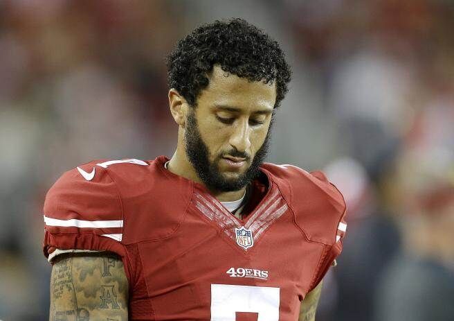 美橄欖球星拒唱國(guó)歌稱“美國(guó)不值得尊重” 特朗普:滾! 美橄欖球星拒唱國(guó)歌稱“美國(guó)不值得尊重” 特朗普:滾!