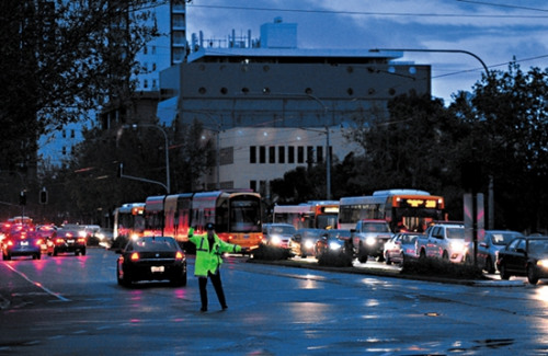 �ױ������ϰ�ȫ�ݴ�ͣ� ���ؽ�ͨ��y�ۿ�ͣ�\