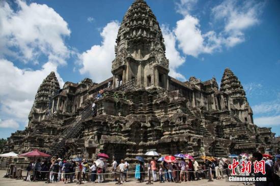 7��20�գ�����կ�����������cС�Ǹ��ӭ�������οͣ��ʬF��һ�ɻ������ξ��󡣈D���ο���С�Ǹ�����[��<a target='_blank' ><p  align=