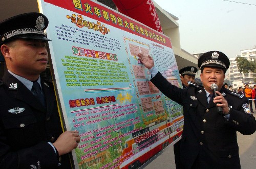 1月8日,柳州鐵路公安處的民警在向旅客講解真假火車票的識別方法。當天,南寧鐵路公安局在桂林火車站提前啟動“平安和諧春運”愛民服務活動,為中外旅客“送安全、送服務”,努力營造一個平安和諧的乘車環(huán)境。 新華社記者 陳瑞華 攝