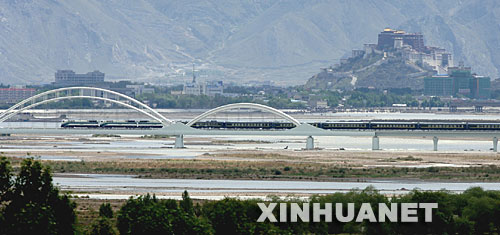 �ĸ��_��30��������ؽ���������ٰlչ���؄e������F·ͨ܇����ӡ�˶���ɽ��߅�Qͨ���֏��_ͨ��ʹ���ؽ������_�Ÿ�֡�����͹�@�� �@��2006��7��1��11�r20���S�������_�l���ġ���2���Αc����܇ͨ�^���_���ش��������������F·ȫ��ͨ܇�� &nbsp;&nbsp;&nbsp;&nbsp;���A��ӛ�� �����_�� �z