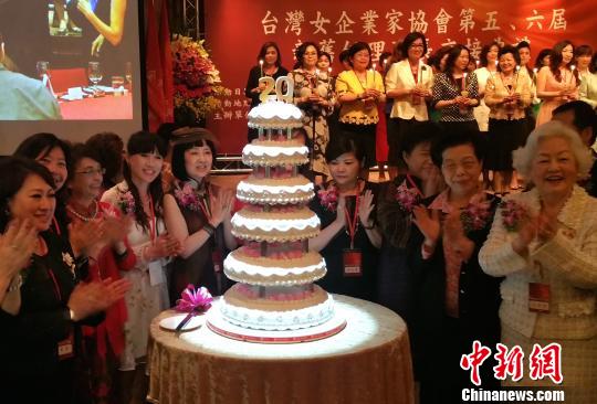 臺灣女企業家協會第五、六屆新舊任理事長交接典禮30日晚在臺北舉行。圖為典禮現場。右一為協會創會會長馬愛珍女士。 邢利宇 攝