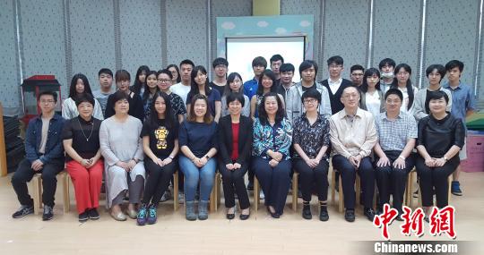 圖為與會(huì)領(lǐng)導(dǎo)和志工隊(duì)合影。 王剛 攝