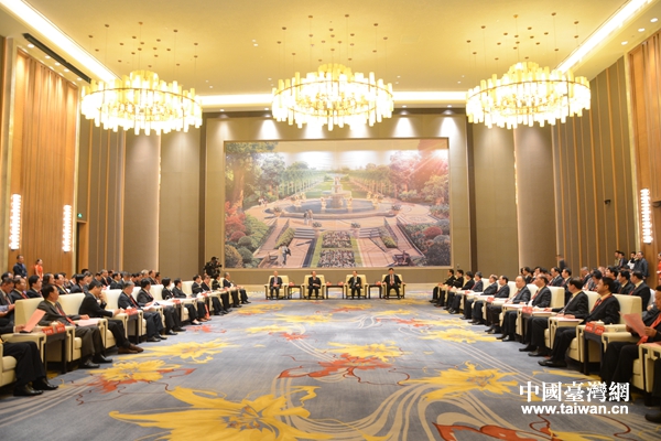 ����ʡί��ӛ¹���硢ʡ�L�����Ҋ����2016�M�_���ϲ������Q�Ļ���������������_����Ҫ���e