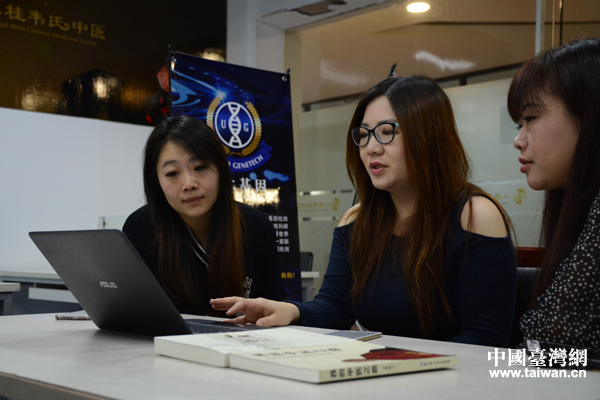 燿麒科技股份有限公司董事長李巧如(中)正在介紹公司業務 燿麒科技股份有限公司董事長李巧如(中)正在介紹公司業務