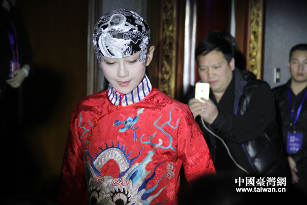 《平潭映象》總導演楊麗萍出場。(中國臺灣網 吳怡 攝) 《平潭映象》總導演楊麗萍出場。(中國臺灣網 吳怡 攝)