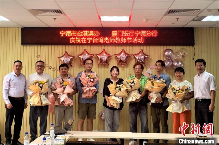 圖為合影留念。 張莉娜 攝