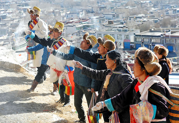 民族團結情誼濃 共度雙節迎新春 民族團結情誼濃 共度雙節迎新春