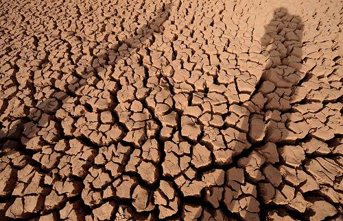 這是云南省楚雄市東華鎮新柳村木梳嶺水庫干裂的庫底(4月21日攝)。新華社記者 藺以光 攝