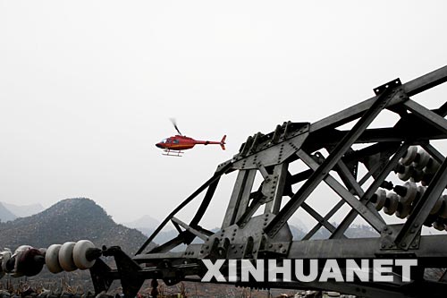 2月17日,一架直升機(jī)在廣東省樂(lè)昌市云巖鎮(zhèn)對(duì)遭受冰雪災(zāi)害的±500千伏江城輸電線路的災(zāi)后重建情況進(jìn)行巡查。江城輸電線路的鐵塔多位于深山老林中,那里的積雪覆冰尚未融化,人工巡查的難度很大。連日來(lái),國(guó)家電網(wǎng)公司啟用直升機(jī)對(duì)江城輸電線路所處的高山區(qū)域進(jìn)行巡查,并用機(jī)載設(shè)備進(jìn)行拍攝,及時(shí)發(fā)現(xiàn)故障和隱患,為全面恢復(fù)供電提供資料。