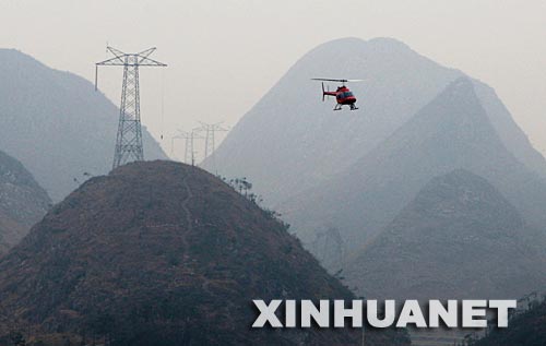 2月17日,一架直升機(jī)在廣東省樂(lè)昌市云巖鎮(zhèn)對(duì)遭受冰雪災(zāi)害的±500千伏江城輸電線路的災(zāi)后重建情況進(jìn)行巡查。江城輸電線路的鐵塔多位于深山老林中,那里的積雪覆冰尚未融化,人工巡查的難度很大。連日來(lái),國(guó)家電網(wǎng)公司啟用直升機(jī)對(duì)江城輸電線路所處的高山區(qū)域進(jìn)行巡查,并用機(jī)載設(shè)備進(jìn)行拍攝,及時(shí)發(fā)現(xiàn)故障和隱患,為全面恢復(fù)供電提供資料。