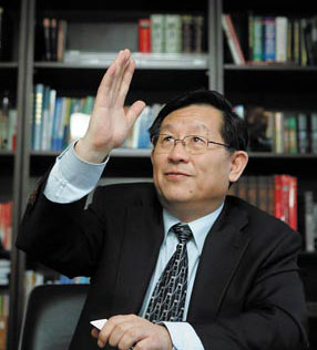 個人小傳: 萬鋼,漢族,1952年8月生,上海人,致公黨黨員,德國克勞斯塔爾工業(yè)大學(xué)機械系畢業(yè),研究生學(xué)歷,博士學(xué)位,教授,曾任上海同濟(jì)大學(xué)校長。現(xiàn)任全國政協(xié)副主席,致公黨中央主席,科學(xué)技術(shù)部部長。